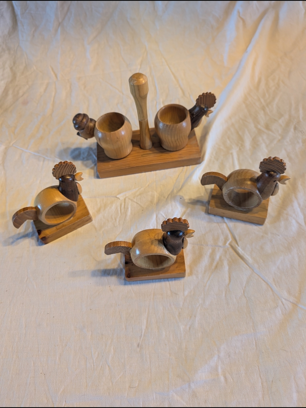 2/30$ Vintage Wooden Rooster Napkin Rings and Condiment Set - Natural Brown